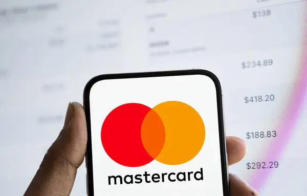 Дакка Бангладеш Ноя 2024 Логотип Mastercard Отображается Смартфоне — стоковое фото