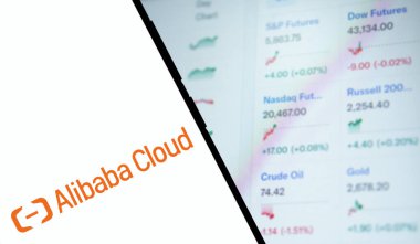 Dhaka, Bangladeş - 02 Kasım 2024: Alibaba Cloud logosu akıllı telefonda gösteriliyor.