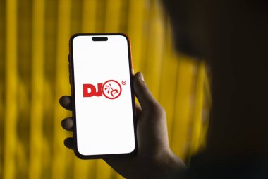 Dhaka, Bangladeş - 02 Kasım 2024: Dynamite Jobs logosu akıllı telefonda gösteriliyor.