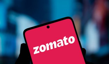 Dhaka, Bangladeş - 02 Kasım 2024: Zomato logosu akıllı telefonda gösteriliyor.