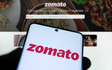 Dhaka, Bangladeş - 02 Kasım 2024: Zomato logosu akıllı telefonda gösteriliyor.