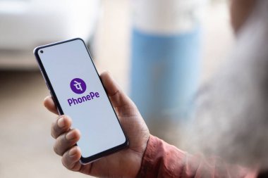 Dhaka, Bangladeş - 02 Kasım 2024: Telefon logosu akıllı telefonda gösteriliyor.