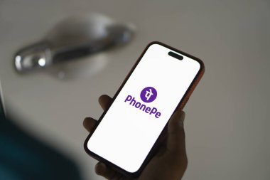 Dhaka, Bangladeş - 02 Kasım 2024: Telefon logosu akıllı telefonda gösteriliyor.