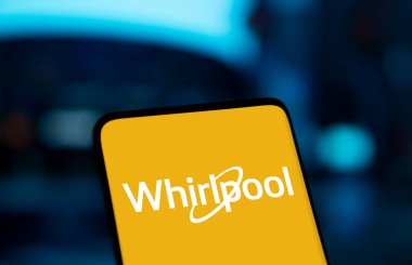 Dhaka, Bangladeş - 02 Kasım 2024: Whirlpool logosu akıllı telefonda gösteriliyor.