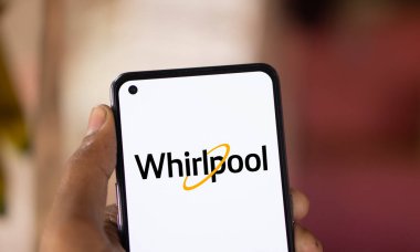 Dhaka, Bangladeş - 02 Kasım 2024: Whirlpool logosu akıllı telefonda gösteriliyor.