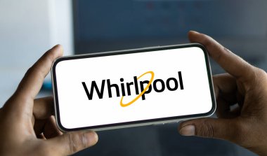 Dhaka, Bangladeş - 02 Kasım 2024: Whirlpool logosu akıllı telefonda gösteriliyor.