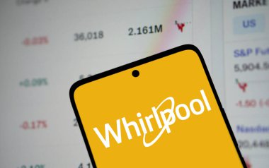 Dhaka, Bangladeş - 02 Kasım 2024: Whirlpool logosu akıllı telefonda gösteriliyor.