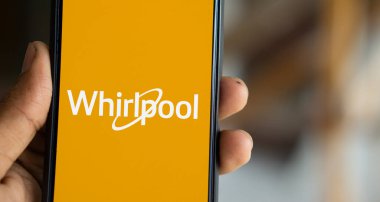 Dhaka, Bangladeş - 02 Kasım 2024: Whirlpool logosu akıllı telefonda gösteriliyor.
