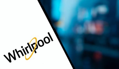 Dhaka, Bangladeş - 02 Kasım 2024: Whirlpool logosu akıllı telefonda gösteriliyor.