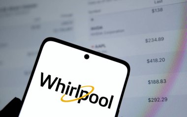 Dhaka, Bangladeş - 02 Kasım 2024: Whirlpool logosu akıllı telefonda gösteriliyor.