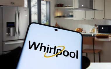 Dhaka, Bangladeş - 02 Kasım 2024: Whirlpool logosu akıllı telefonda gösteriliyor.