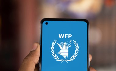 Dhaka, Bangladeş - 02 Kasım 2024: Dünya Gıda Programı (WFP) logosu akıllı telefonda gösteriliyor.