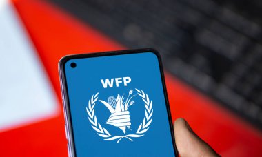 Dhaka, Bangladeş - 02 Kasım 2024: Dünya Gıda Programı (WFP) logosu akıllı telefonda gösteriliyor.