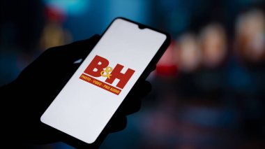 Dhaka, Bangladeş - 03 Kasım 2024: B & H fotoğraf logosu akıllı telefonda gösterilir.