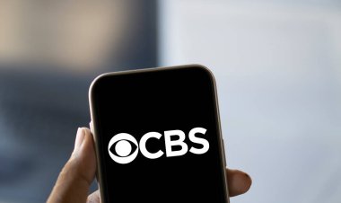 Dhaka, Bangladeş - 03 Kasım 2024: CBS logosu akıllı telefonda gösteriliyor.