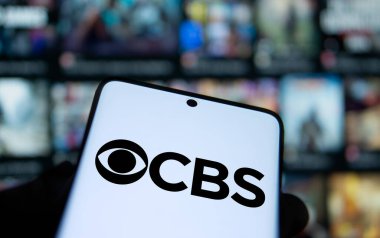 Dhaka, Bangladeş - 03 Kasım 2024: CBS logosu akıllı telefonda gösteriliyor.