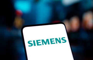 Dhaka, Bangladeş - 03 Kasım 2024: Siemens logosu akıllı telefonda gösteriliyor.