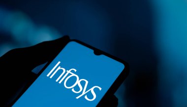 Dhaka, Bangladeş - 04 Kasım 2024: Infosys logosu akıllı telefonda sergileniyor.