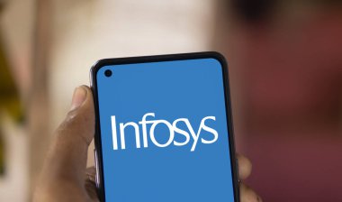 Dhaka, Bangladeş - 04 Kasım 2024: Infosys logosu akıllı telefonda sergileniyor.