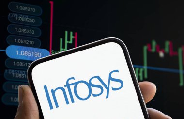 Dhaka, Bangladeş - 04 Kasım 2024: Infosys logosu akıllı telefonda sergileniyor.