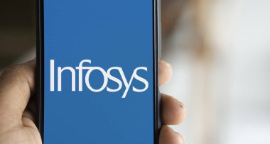 Dhaka, Bangladeş - 04 Kasım 2024: Infosys logosu akıllı telefonda sergileniyor.