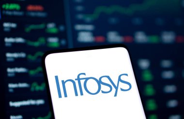 Dhaka, Bangladeş - 04 Kasım 2024: Infosys logosu akıllı telefonda sergileniyor.