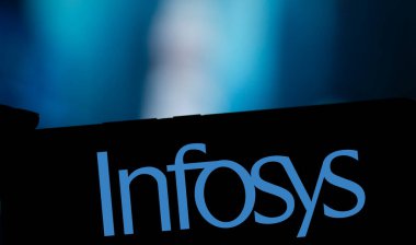 Dhaka, Bangladeş - 04 Kasım 2024: Infosys logosu akıllı telefonda sergileniyor.