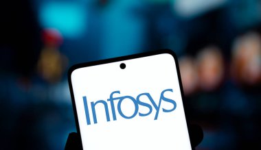 Dhaka, Bangladeş - 04 Kasım 2024: Infosys logosu akıllı telefonda sergileniyor.