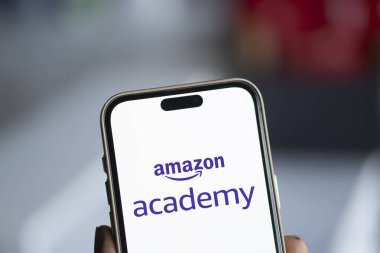 Dhaka, Bangladeş - 06 Ekim 2024: Amazon akademi logosu akıllı telefonda sergileniyor.