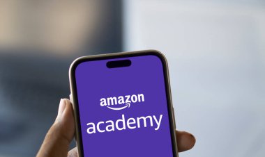 Dhaka, Bangladeş - 06 Ekim 2024: Amazon akademi logosu akıllı telefonda sergileniyor.