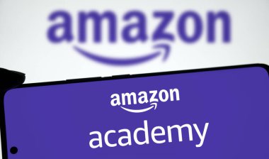 Dhaka, Bangladeş - 06 Ekim 2024: Amazon akademi logosu akıllı telefonda sergileniyor.