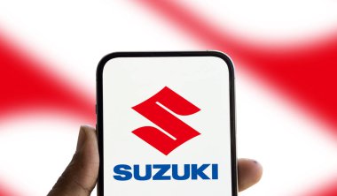 Dhaka, Bangladeş - 06 Ekim 2024: Suzuki logosu akıllı telefonda sergileniyor.