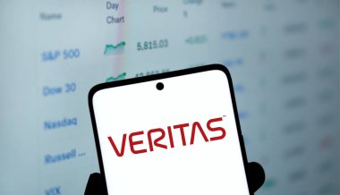 Dhaka, Bangladeş - 09 Kasım 2024: Veritas logosu akıllı telefonda gösteriliyor.