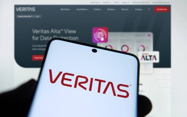 Dhaka, Bangladeş - 09 Kasım 2024: Veritas logosu akıllı telefonda gösteriliyor.