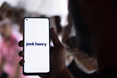 Dhaka, Bangladeş - 09 Kasım 2024: Jack Henry logosu akıllı telefonda sergileniyor.