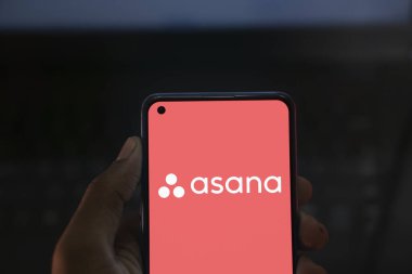 Dhaka, Bangladeş - 09 Kasım 2024: Asana logosu akıllı telefonda gösteriliyor.