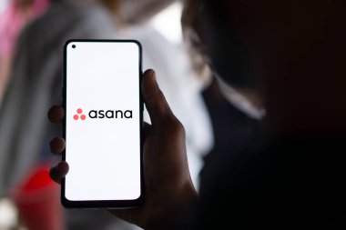 Dhaka, Bangladeş - 09 Kasım 2024: Asana logosu akıllı telefonda gösteriliyor.