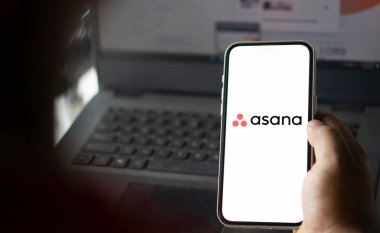 Dhaka, Bangladeş - 09 Kasım 2024: Asana logosu akıllı telefonda gösteriliyor.