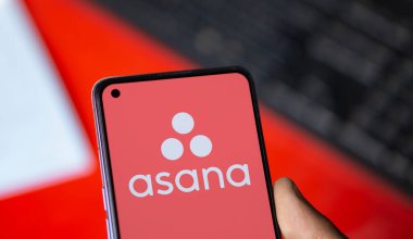 Dhaka, Bangladeş - 09 Kasım 2024: Asana logosu akıllı telefonda gösteriliyor.