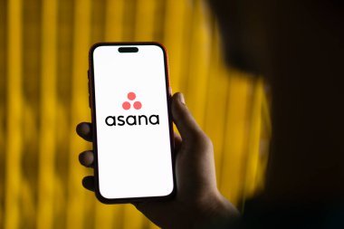 Dhaka, Bangladeş - 09 Kasım 2024: Asana logosu akıllı telefonda gösteriliyor.