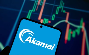 Dhaka, Bangladeş - 09 Kasım 2024: Akamai logosu akıllı telefonda gösteriliyor.