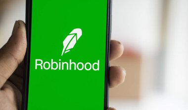 Dhaka, Bangladeş - 09 Kasım 2024: Robinhood logosu akıllı telefonda gösteriliyor.