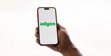 Dhaka, Bangladeş - 09 Kasım 2024: Adyen logosu akıllı telefonda gösteriliyor. Adyen Hollandalı bir ödeme şirketi..