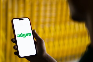 Dhaka, Bangladeş - 09 Kasım 2024: Adyen logosu akıllı telefonda gösteriliyor. Adyen Hollandalı bir ödeme şirketi..