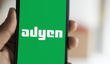 Dhaka, Bangladeş - 09 Kasım 2024: Adyen logosu akıllı telefonda gösteriliyor. Adyen Hollandalı bir ödeme şirketi..