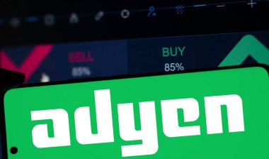 Dhaka, Bangladeş - 09 Kasım 2024: Adyen logosu akıllı telefonda gösteriliyor. Adyen Hollandalı bir ödeme şirketi..
