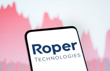 Dhaka, Bangladeş - 10 Kasım 2024: Roper Teknoloji logosu akıllı telefonda sergilenmektedir. Roper Technologies Inc., ABD 'li çeşitlendirilmiş endüstriyel şirket..