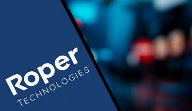 Dhaka, Bangladeş - 10 Kasım 2024: Roper Teknoloji logosu akıllı telefonda sergilenmektedir. Roper Technologies Inc., ABD 'li çeşitlendirilmiş endüstriyel şirket..