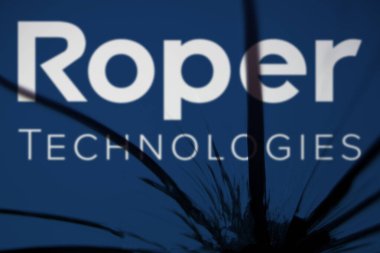Dhaka, Bangladeş - 10 Kasım 2024: Kırık camlarda Roper Teknoloji logosu görülüyor. Roper Technologies Inc., ABD 'li çeşitlendirilmiş endüstriyel şirket..