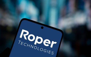 Dhaka, Bangladeş - 10 Kasım 2024: Roper Teknoloji logosu akıllı telefonda sergilenmektedir. Roper Technologies Inc., ABD 'li çeşitlendirilmiş endüstriyel şirket..